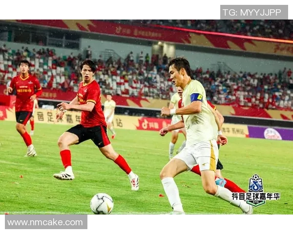 四大足球巨星齐聚一堂，足坛传奇风采尽显，激烈对抗震撼赛场