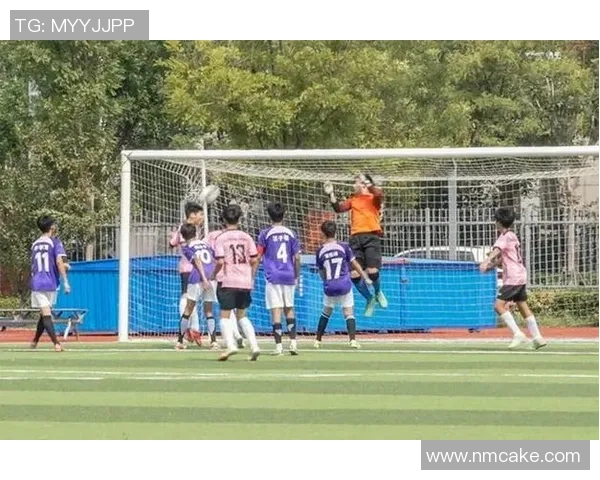 足球球星狼狗并肩驰骋赛场展现力量与激情瞬间